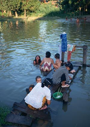 十三の商店街に位置するパチンコ店